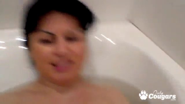 Curvy Mature Amateur Bath Play